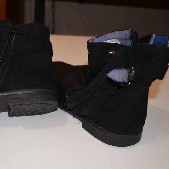 TOMMY HILFIGER Andrea Short Side Fringe Black ManMade Flats Decors Boots Girls 4 - Picture 5 of 9